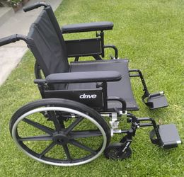 Wheelchair 22"Wide light Weight Silla de ruedas Liviana