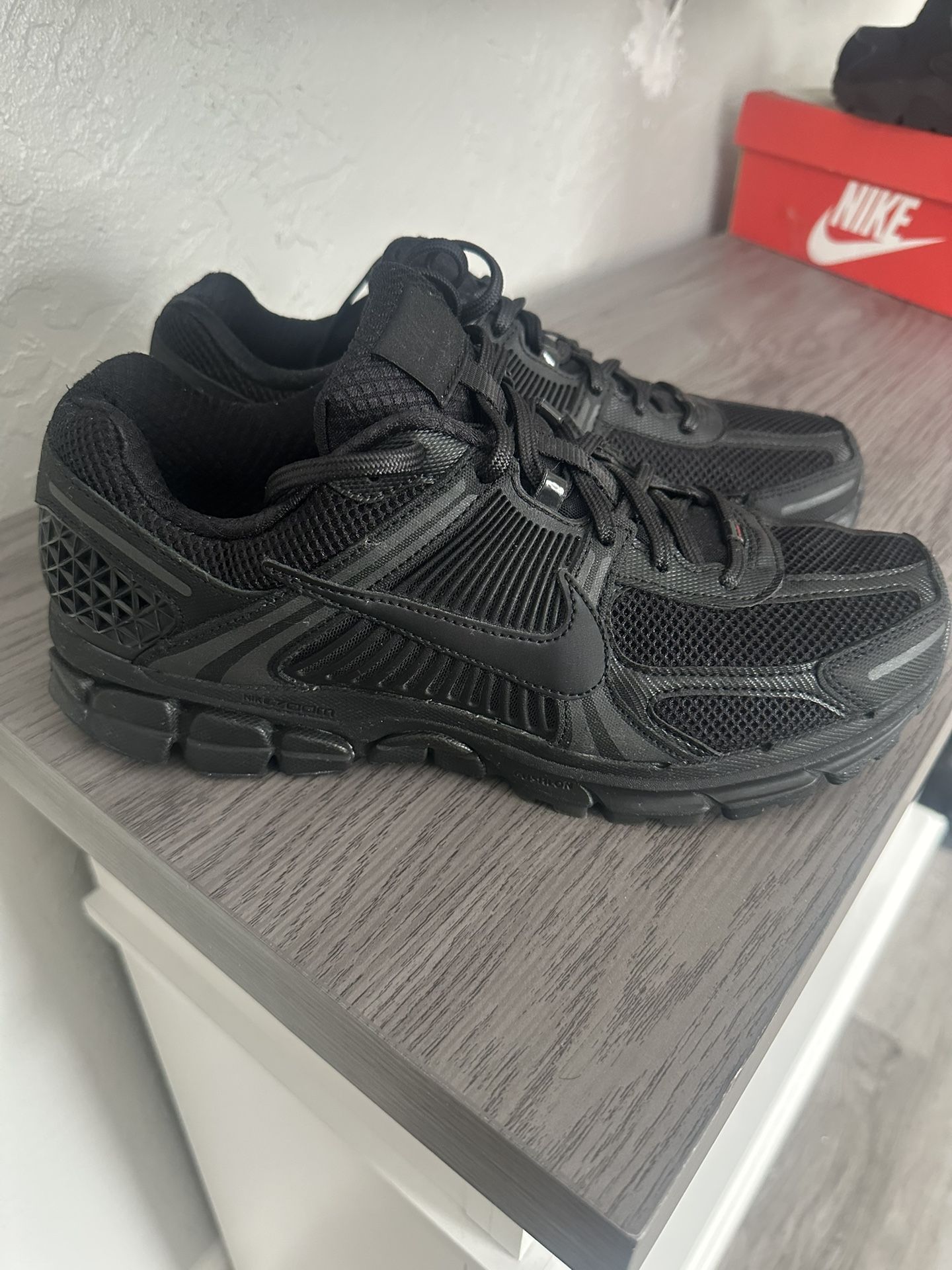 Black Nike Vomero 5