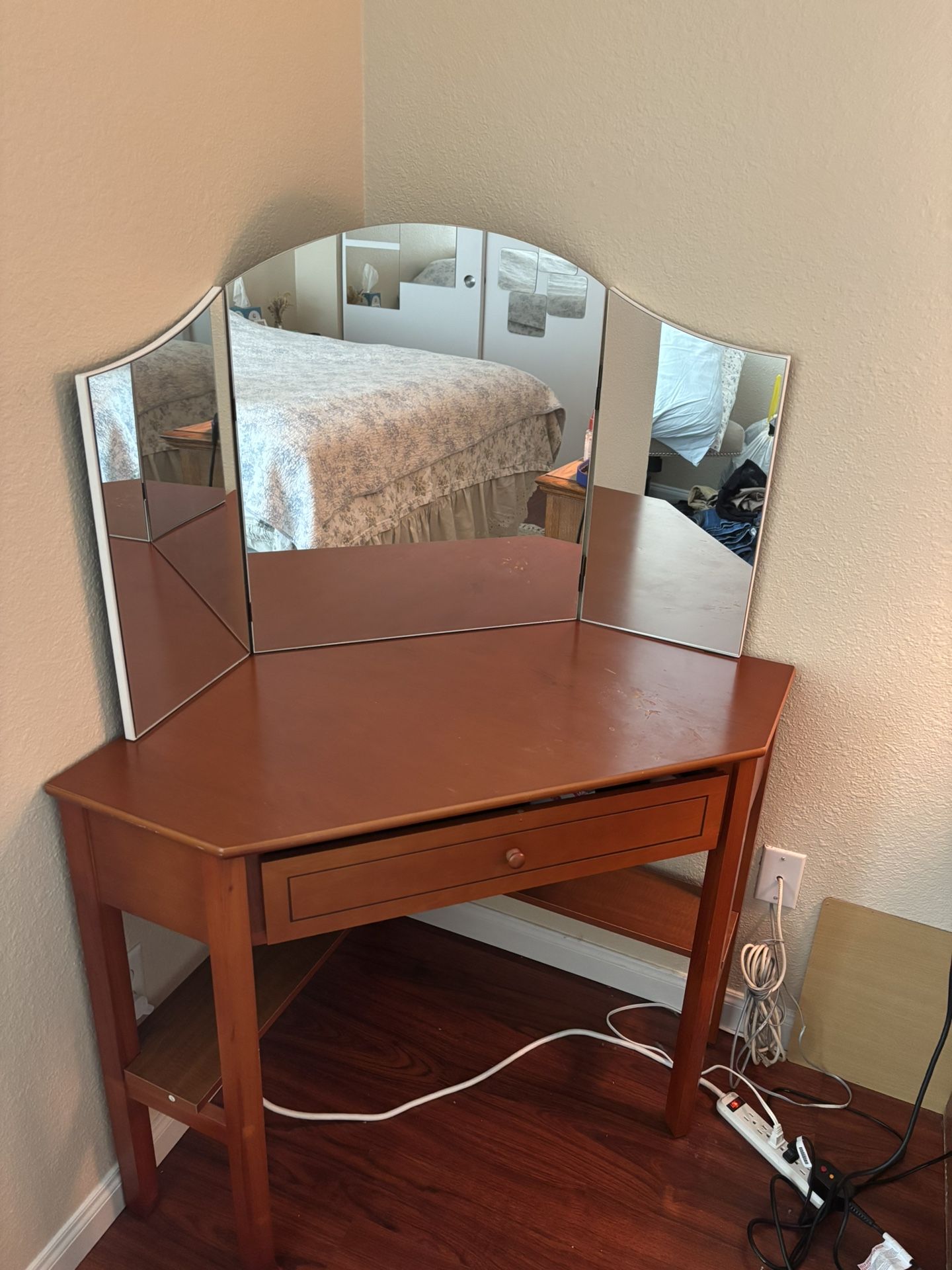Free Corner Desk With Vanity Mirror