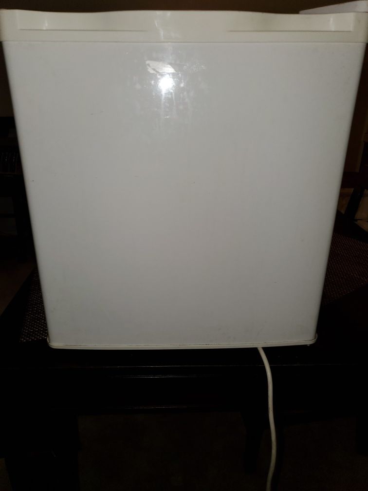 White mini fridge great condition inside and out ready for pick up. Dimensions 19 "×19"