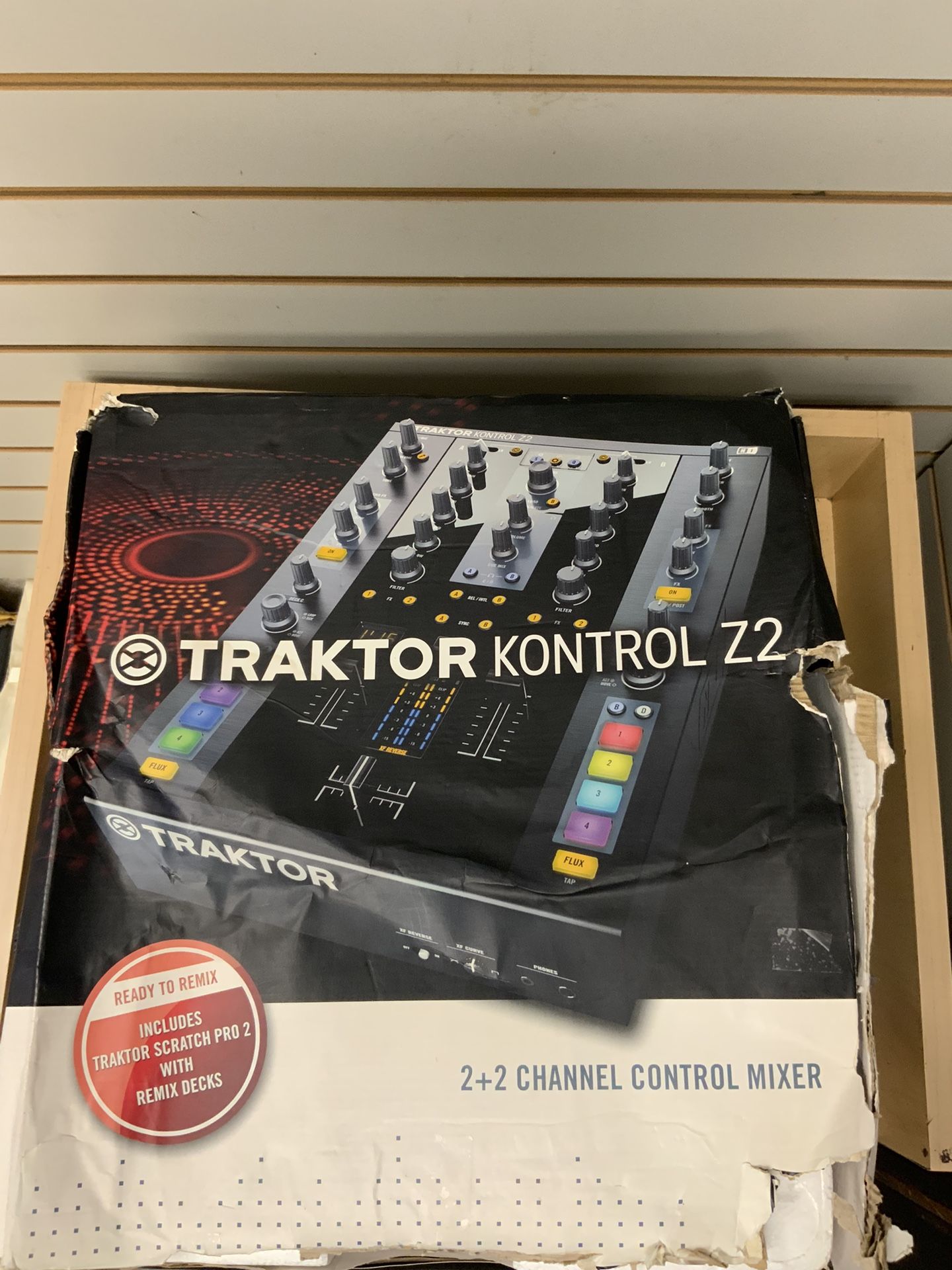 TRAKTOR KONTROL Z2 Mixer (by Native Instruments) w/ dvs vinyl and decksaver lid