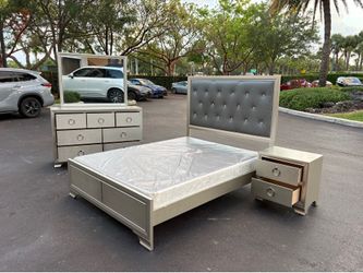 Beautiful Bedroom Set Queen Size Solid Wood Silver Color In Excellent Condition by Coaster Furnitur