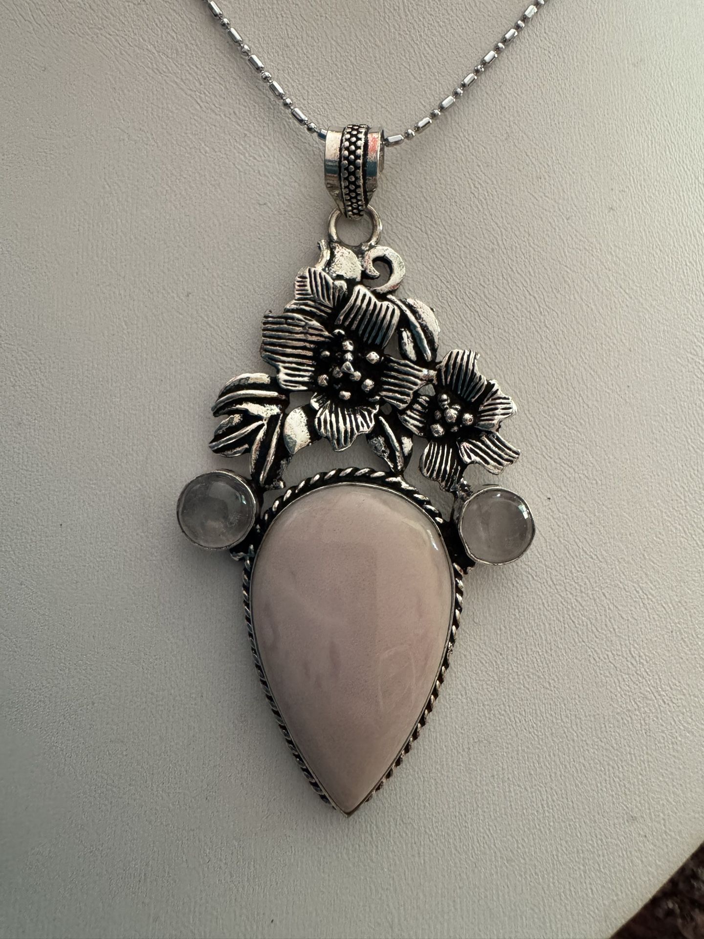 EUC Large Peruvian Pink Opal Stone w/Rose Quartz Accents on .925 Chain