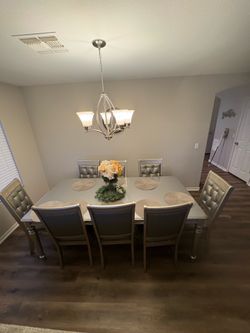 Beautiful 6-8 seater dining table