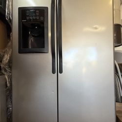 Hotpoint Side-by-Side Freezer/Fridge -25cuft w/ ice maker & water(stainless steel & black)