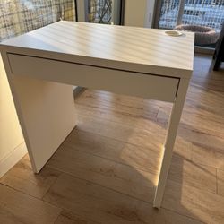 White Desk / Escritorio, blanco, 28 3/4x19 5/8 "