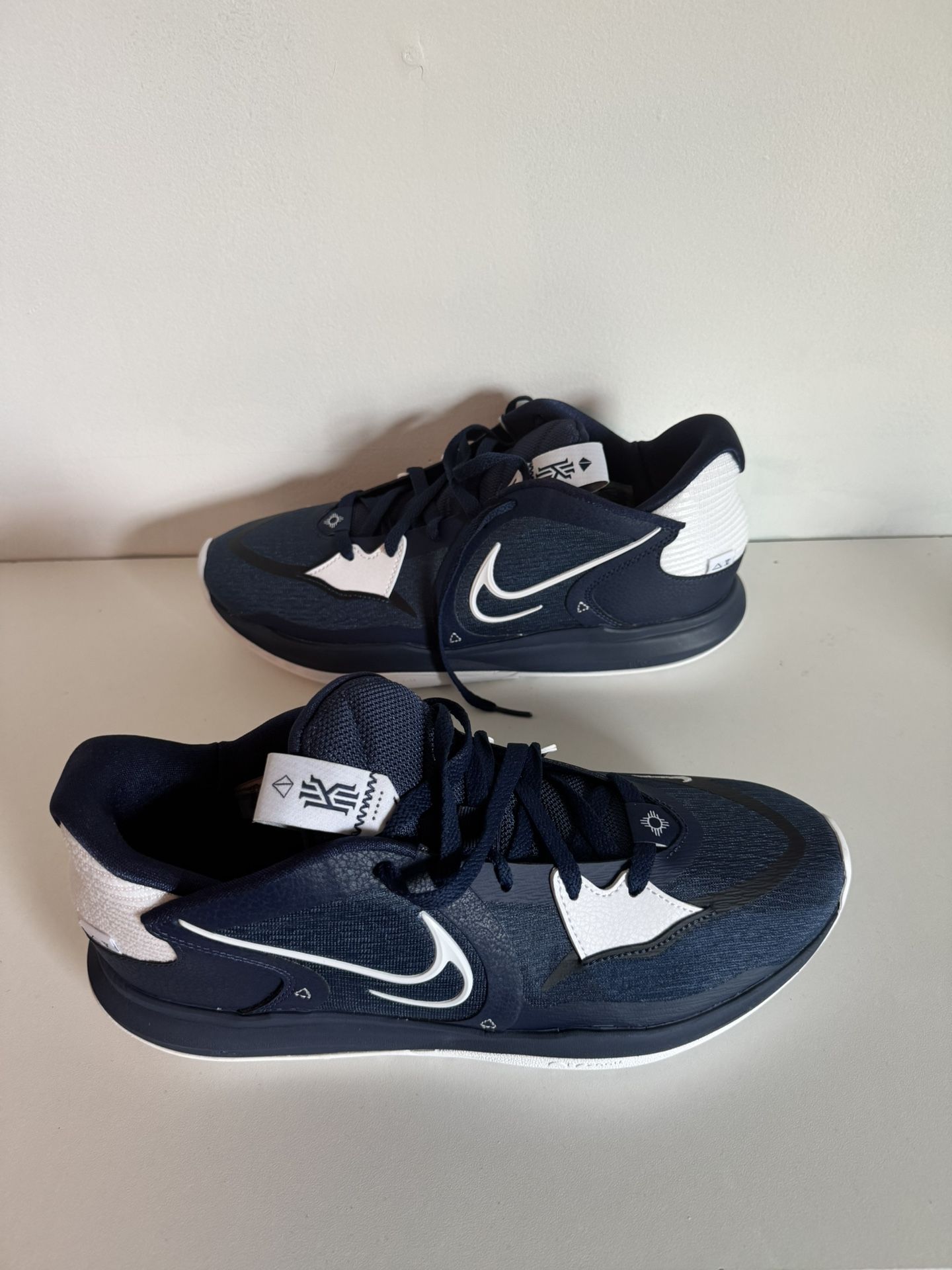 Nike Kyrie 5 Low Midnight Basketball Shoes Size 11.5