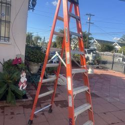 Escalera, de ocho pies de fibra de vidrio, casi nueva, muy barata 