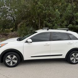 2019 KIA NIRO EX HYBRID *ONLY 75K MILES* WARRANTY* TRADES* FL*  *ONLY 75,000 MILES  * 2 OWNER  *4 BRAND NEW TIRES  PREMIUM BLACK LEATHER INTERIOR  LIK
