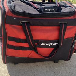 SNAP ON ROLLING TOOL BAG WITH RETRACTABLE HANDLE 