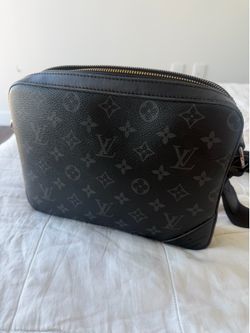 louis vuttion crossbody black