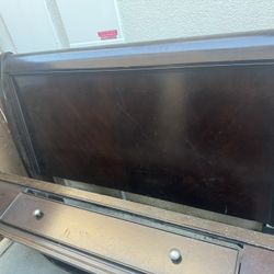 FREE Queen bed With Built In Drawer 