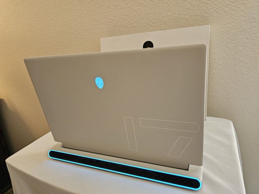 Alienware X17 R1  (Gaming Laptop) RTX 3080 / 32GB Ram 4k RES