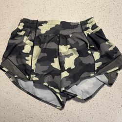 Lululemon Women’s Size 4 Hotty Hot Low-Rise Lined Short 2.5" in Camo