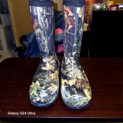 BOGS Boots For Kids SIZE 3  Mossy Oak