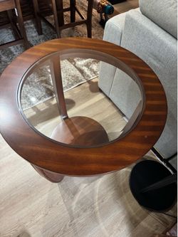 Contemporary End Table w/tempered glass top