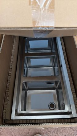 VEVOR 3 Compartment Sink, 18-Gauge 304 Stainless Steel, 10" x 14" x 10" Bowl Size, 3 Bay Commercial Under Bar Sink with Backsplash and Efficient Drain