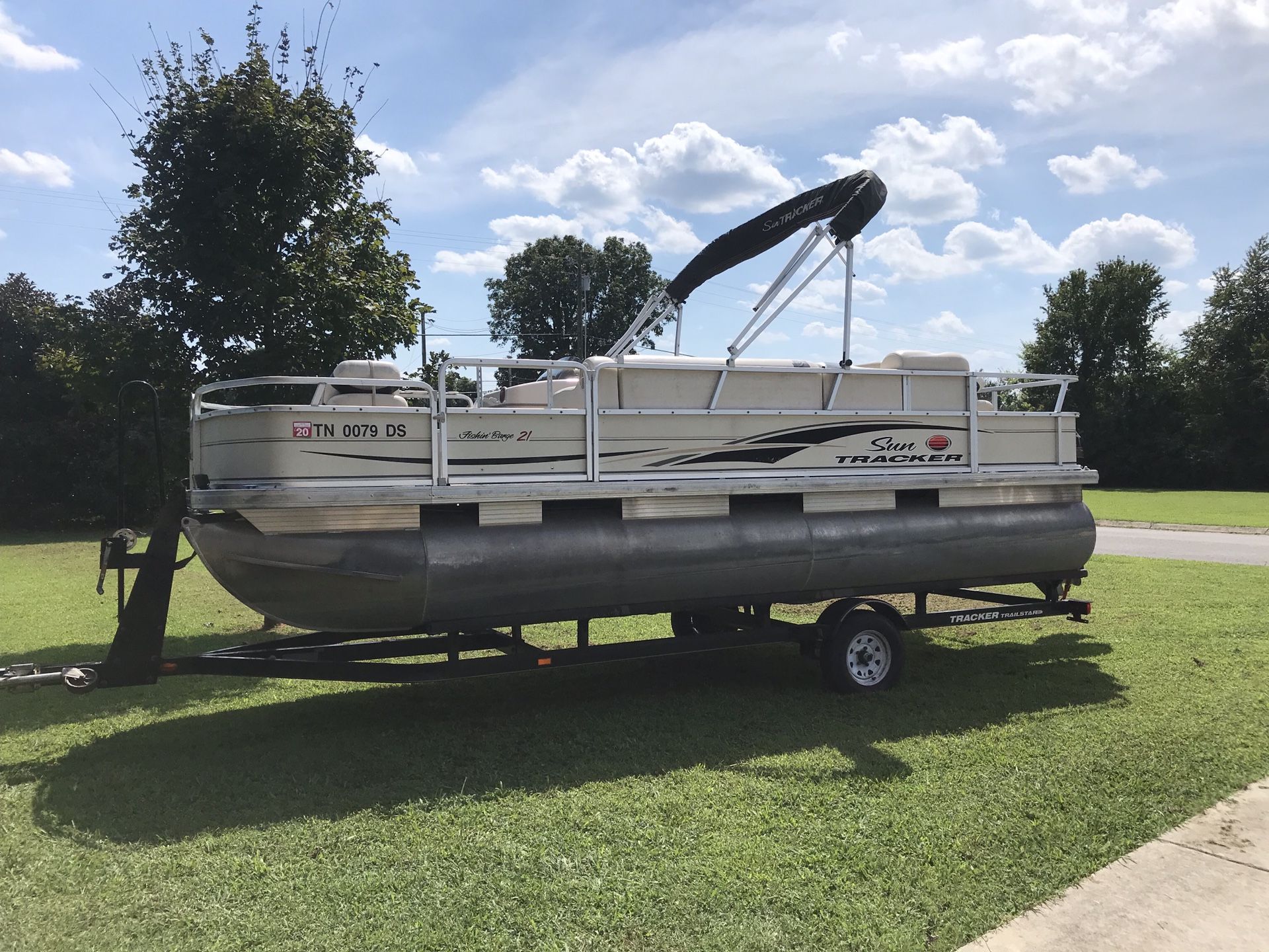 Pontoon SunTracker (Fishin’ Barge Series)