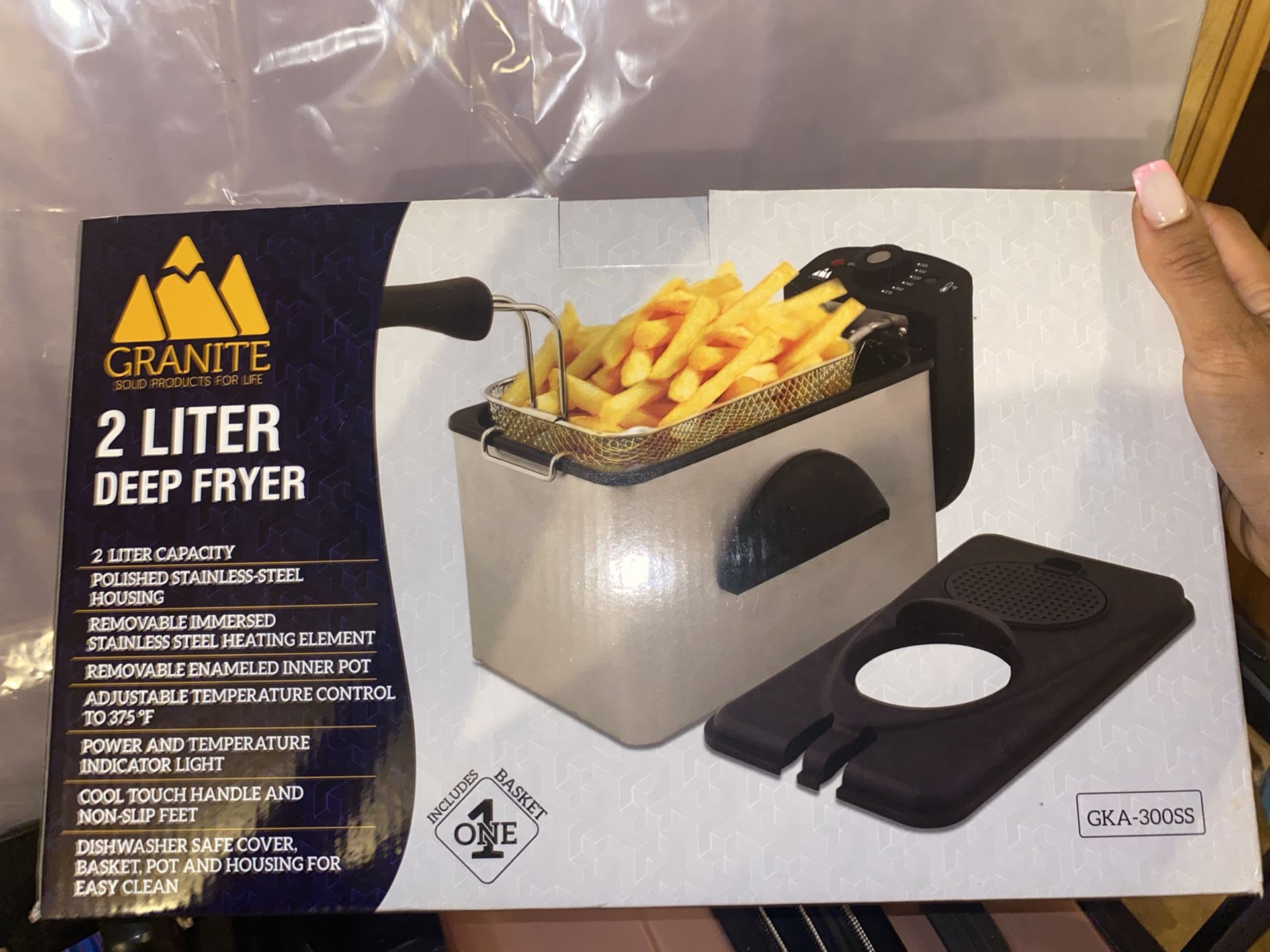 BRAND NEW - NEVER USED : 2 Liter Deep Fryer