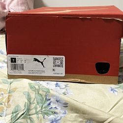 Soccer shoes