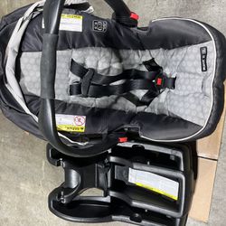 Graco click connect infant car seat with base (Des Moines)