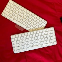 Apple Magic KeyBoard  ( Bluetooth )