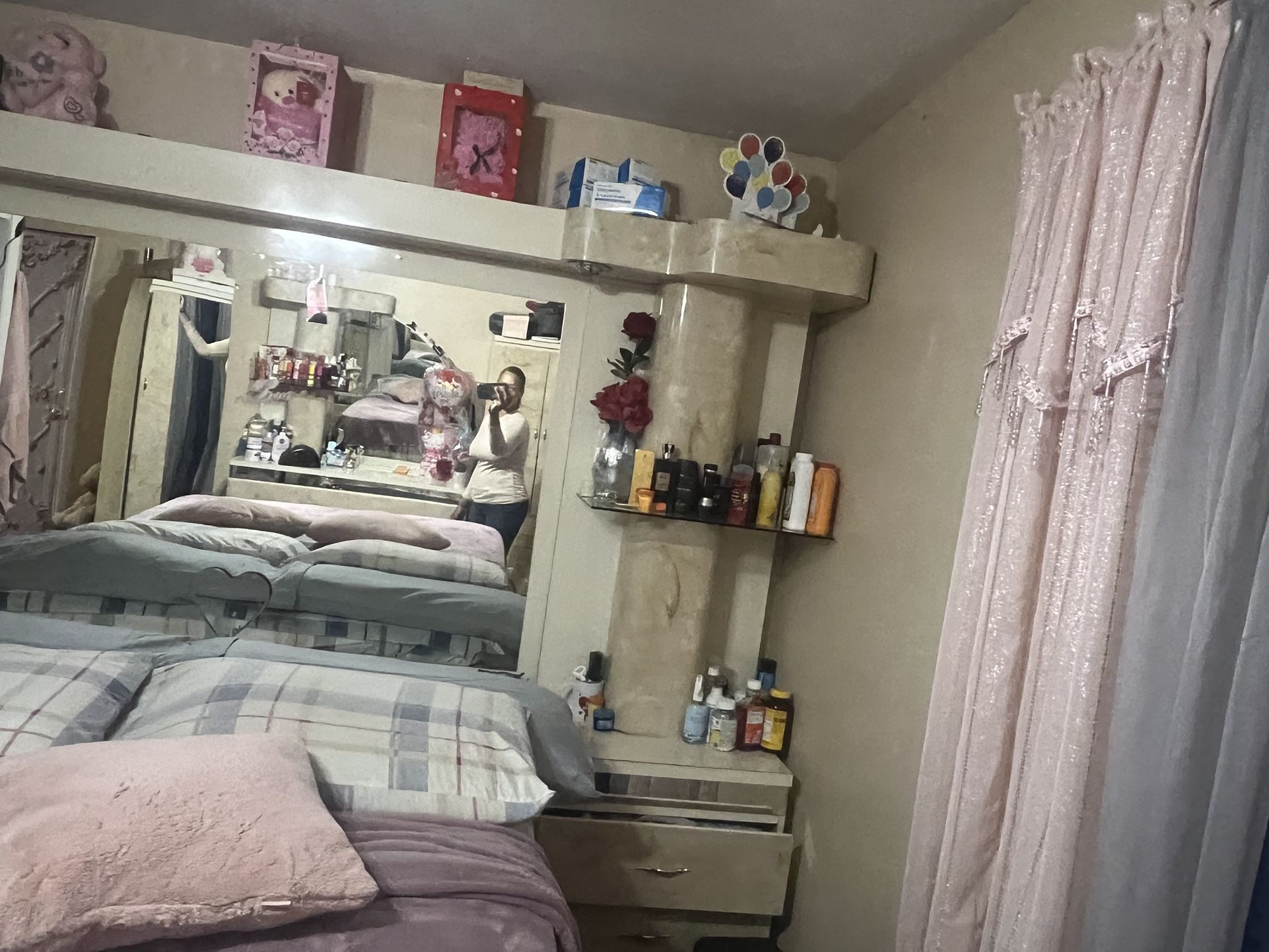 Queen Size Bedroom Set Good Condition And The Mattress