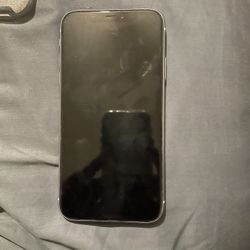 iPhone 11 64gb Lavender W/ 4 Outer box Cases