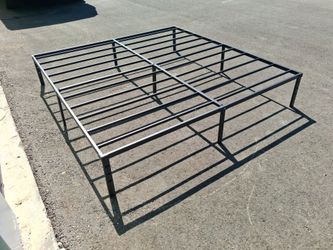 Nice Strong and Sturdy King-size Black Metal Platform Bed Frame