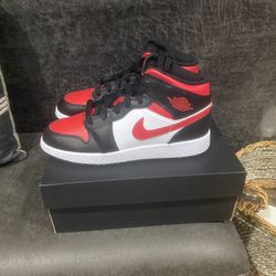 Jordan 1 Mid 