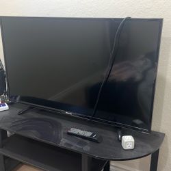 Hisense 40 TV /w Free TV Stand