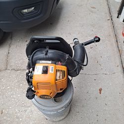 Gas Backpack Leaf Blower Poulan PRO PPBP30/30CC, No Airfilter And Cover Needs A New Primer Bulb, Has A Broken Wire. 
