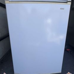 🌸🌸 mini fridge for sale🌸🌸