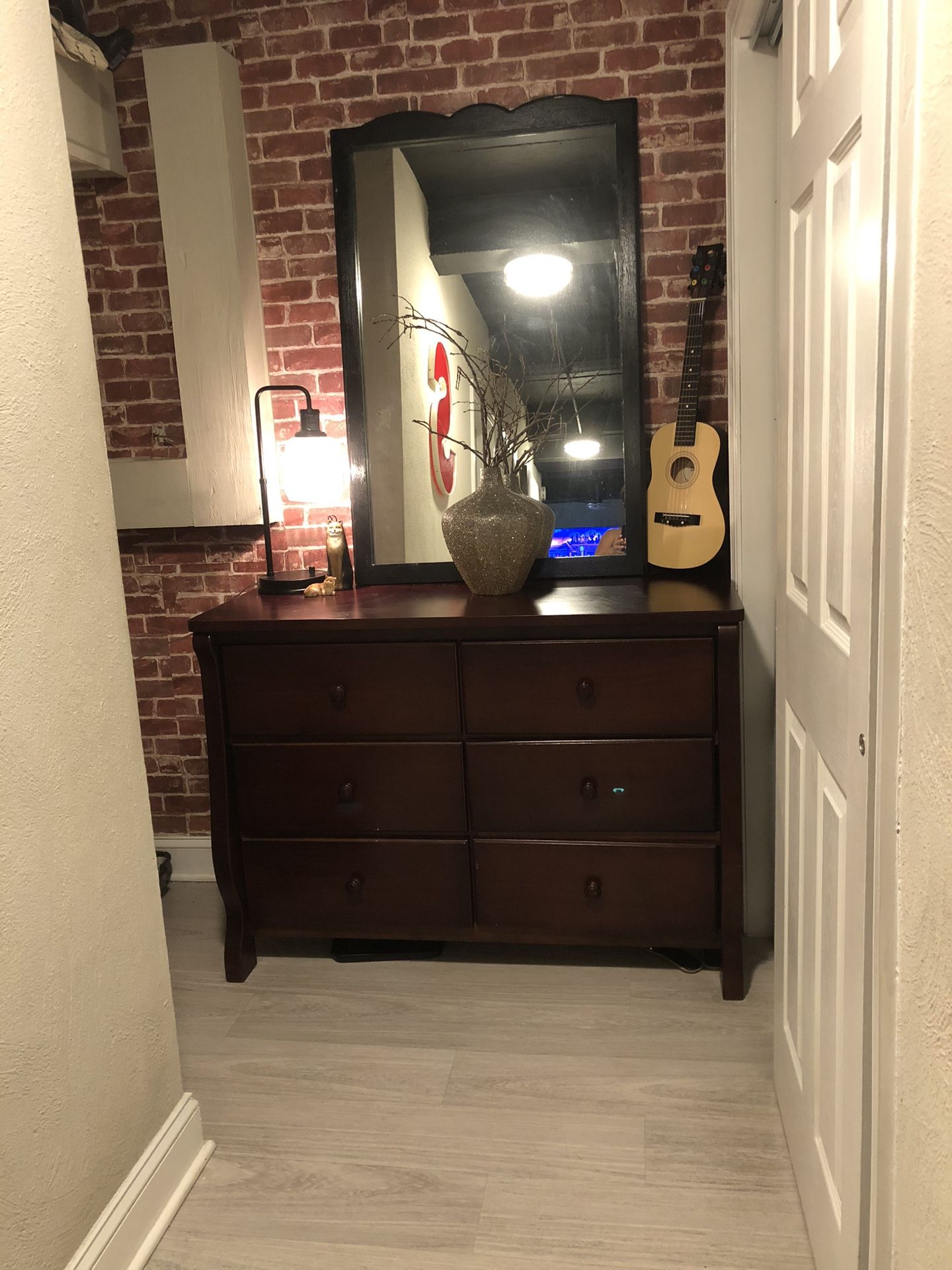 Dresser With Mirror