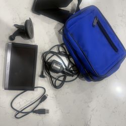 Garmin GPS Navigator w/ Mount, Charger & Case – Works Great