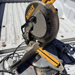Dealt Miter Saw 