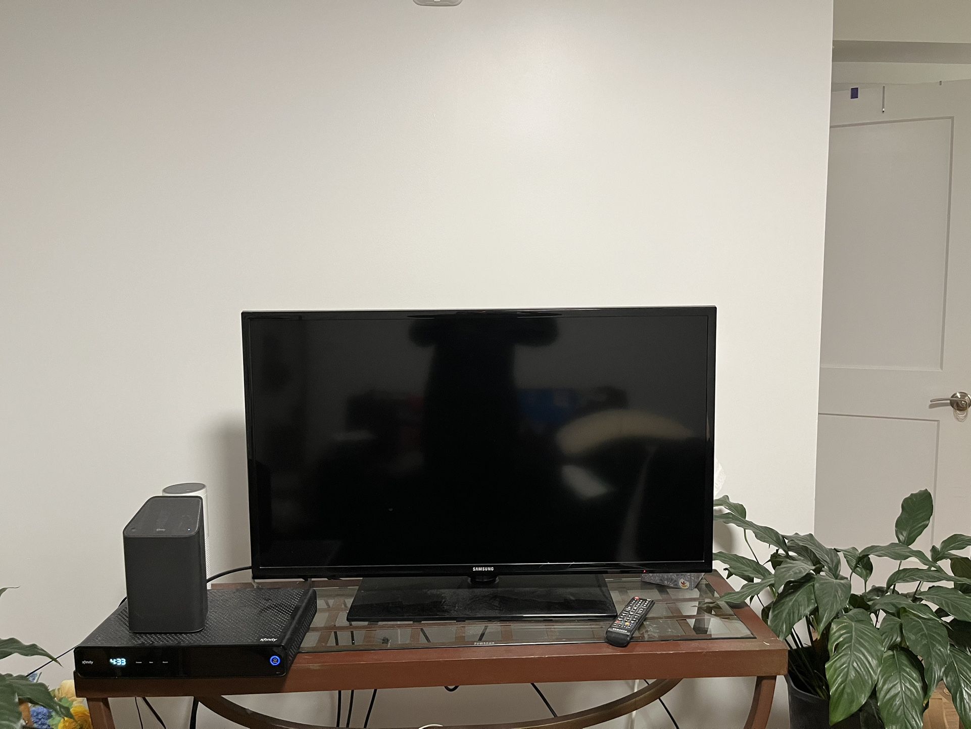 Samsung 40” LED TV WITH STAND AND WALL MOUNT