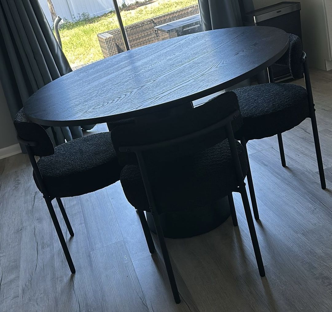 Modern Black Round Dining Table with 4 Bouclé Chairs
