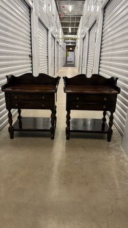 Pair of 2. Vintage Nightstands