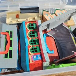 Thomas The TRAIN tracks And Buildings