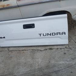 2014-2021 TOYOTA TUNDRA TAILGATE WITH CAMERA!! 475$
