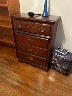 2 matching dressers and nightstands