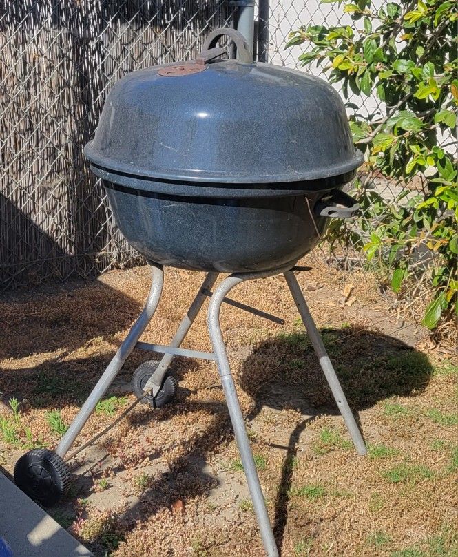 Bar B Que Grill ***10.00***PICK UP IN DOWNEY for Sale in Downey, CA