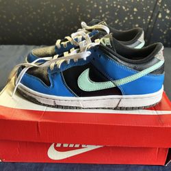 Dunk Low SE Size 6.5