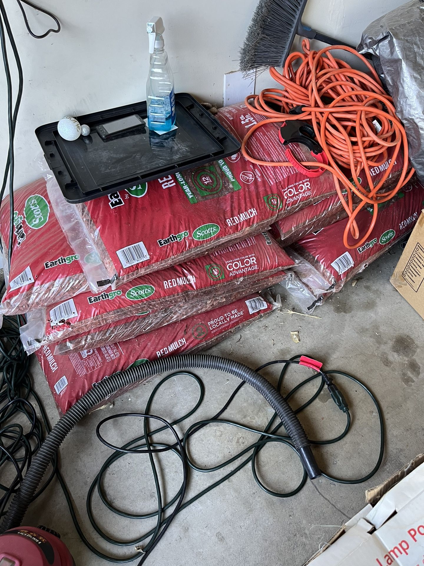 Earth Grow Red Mulch 9 Bags 10$