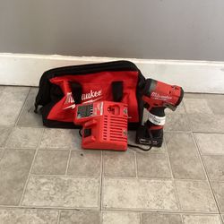 Milwaukee (3453-20) 1/4” Hex Impact Driver With Battery And Charger 12volt 