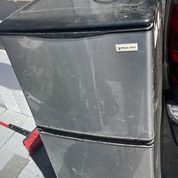 Mini  fridge 2 of them