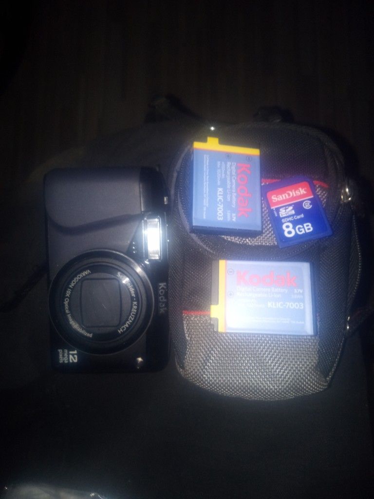 Kodak Easy share Z950 12 Mega Pixel 2 Batteries 8GB Card