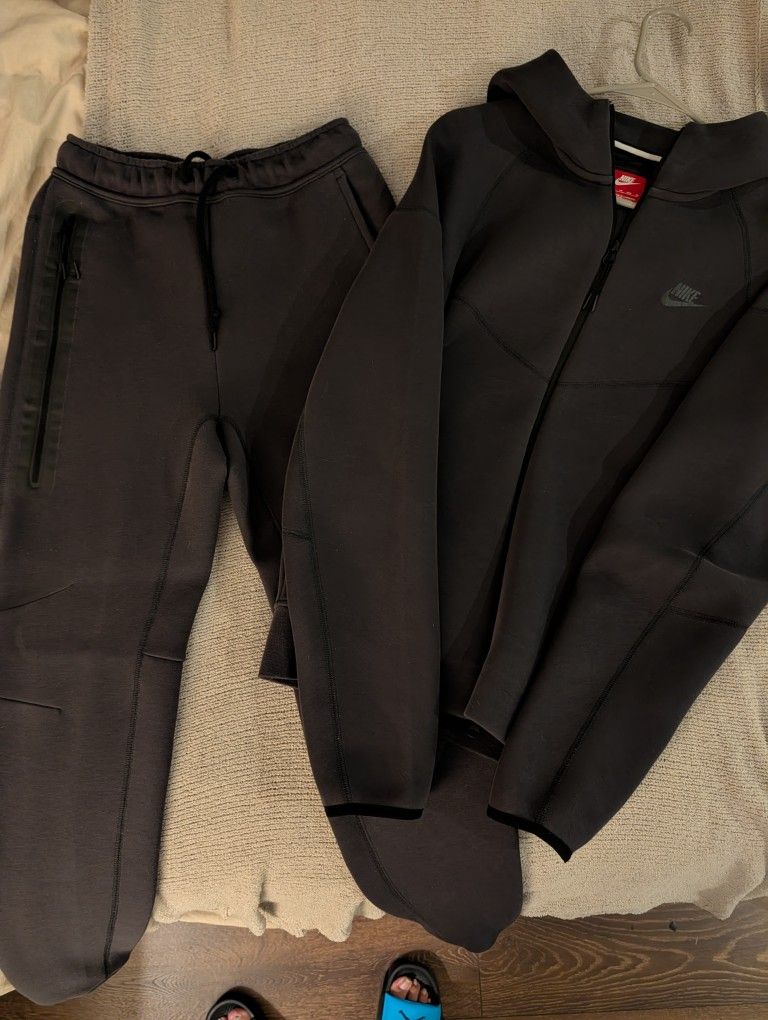 NIKE Tech Fleece Jacket & Joggers
