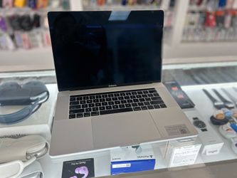 MacBook Pro 2018 15 inch 512gb i7 16GB